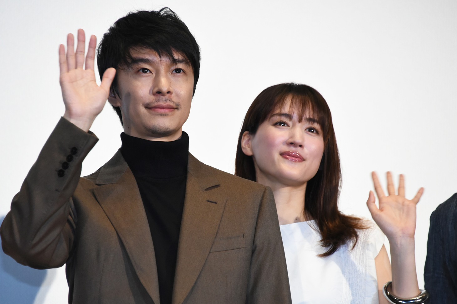 左から長谷川博己、綾瀬はるか。