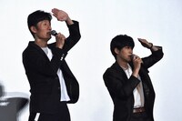 客席を見渡す李相日（左）と松坂桃李（右）。