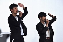 客席を見渡す李相日（左）と松坂桃李（右）。