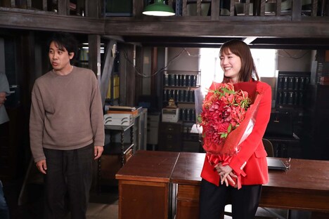 左から大泉洋、綾瀬はるか。