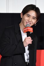 寺田心の成長ぶりに目を細める山田涼介。