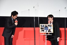 「クソ親父へ」と口火を切った山田涼介（右）と、笑顔で反応する内野聖陽（左）。