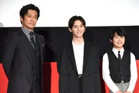 左から内野聖陽、山田涼介、寺田心。