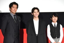 左から内野聖陽、山田涼介、寺田心。