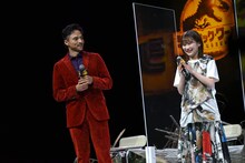 左から満島真之介、伊藤沙莉。