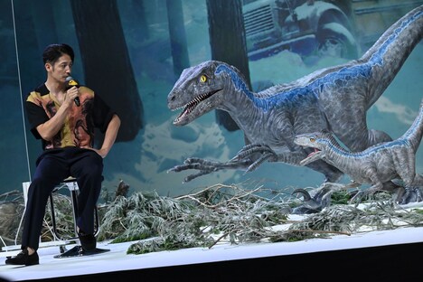 ヴェロキラプトルの等身大スタチューを見つめる玉木宏(左)。