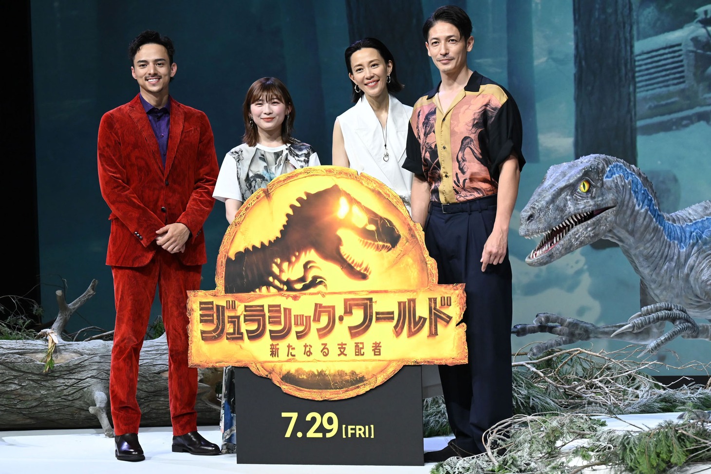 「ジュラシック・ワールド／新たなる支配者」キックオフイベントにて、左から満島真之介、伊藤沙莉、木村佳乃、玉木宏。