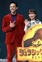 左から満島真之介、伊藤沙莉。