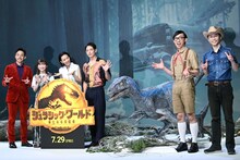 左から満島真之介、伊藤沙莉、木村佳乃、玉木宏、こがけん、恐竜くん。