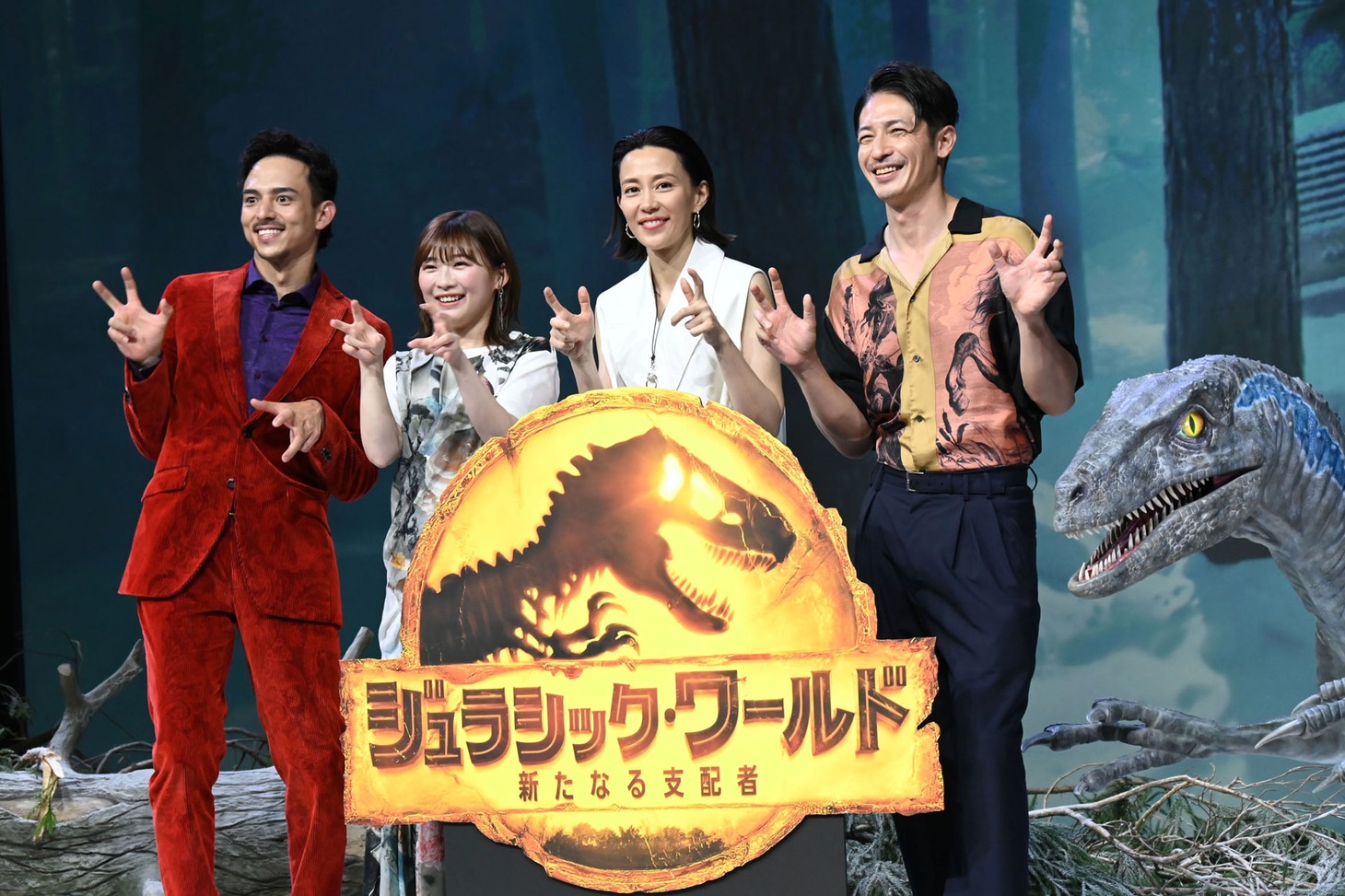 左から満島真之介、伊藤沙莉、木村佳乃、玉木宏。