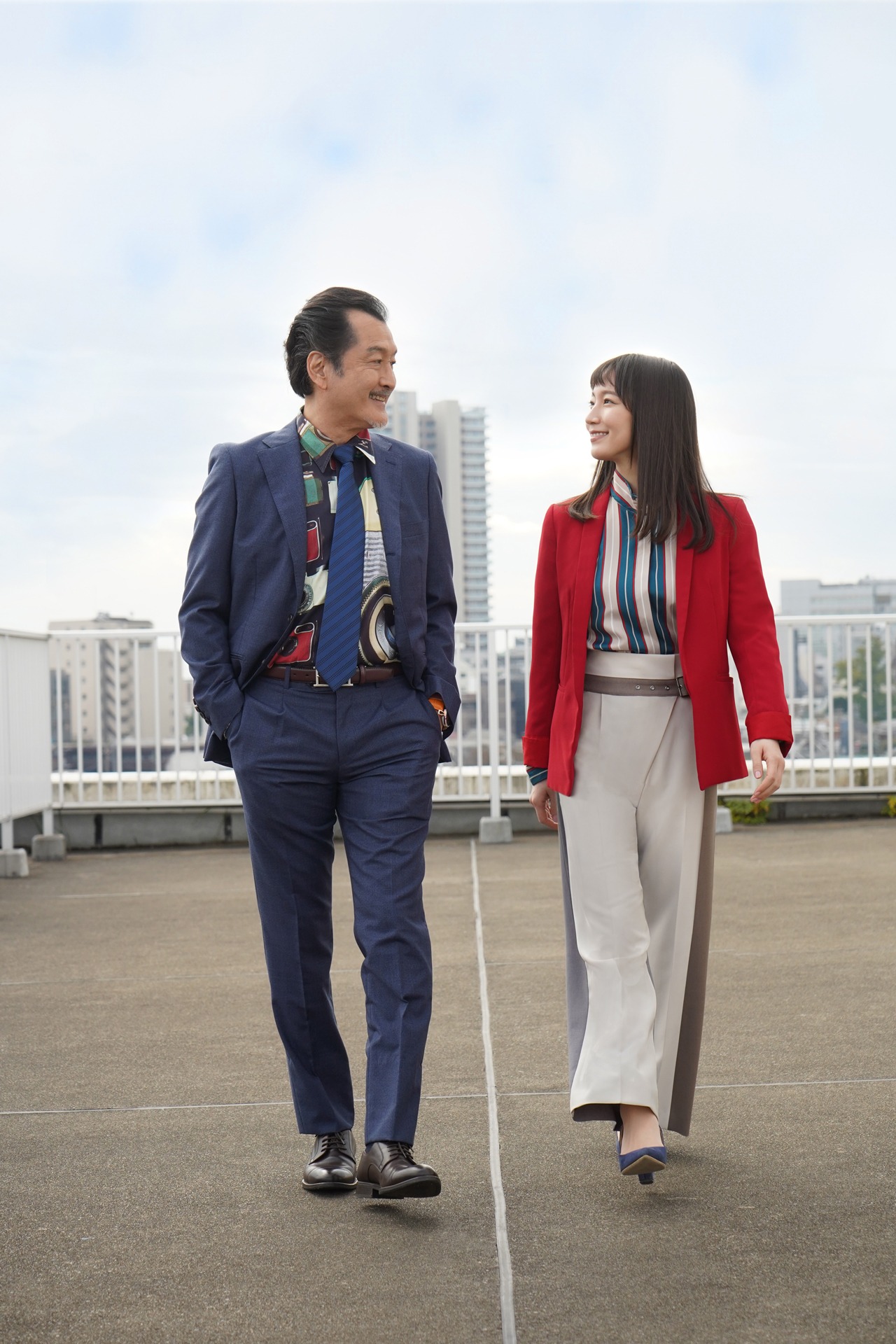 左から吉田鋼太郎、吉岡里帆。