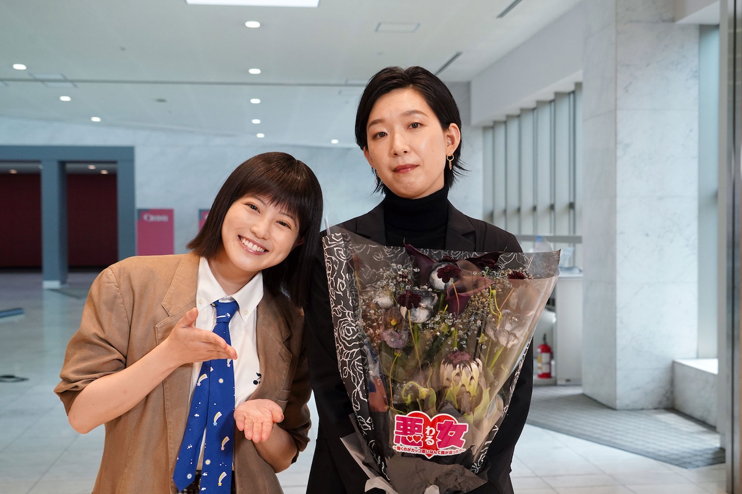 左から今田美桜、江口のりこ。