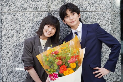 左から今田美桜、高橋文哉。