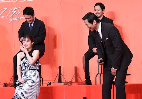 橋本環奈（左手前）に「ドキドキしています」と話す豊川悦司（右手前）。