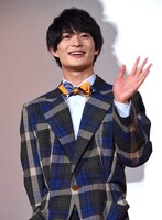 ファンに手を振る浮所飛貴。