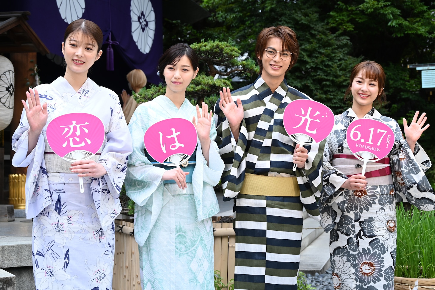 「恋は光」大ヒット祈願イベントの様子。左から馬場ふみか、西野七瀬、神尾楓珠、平祐奈。