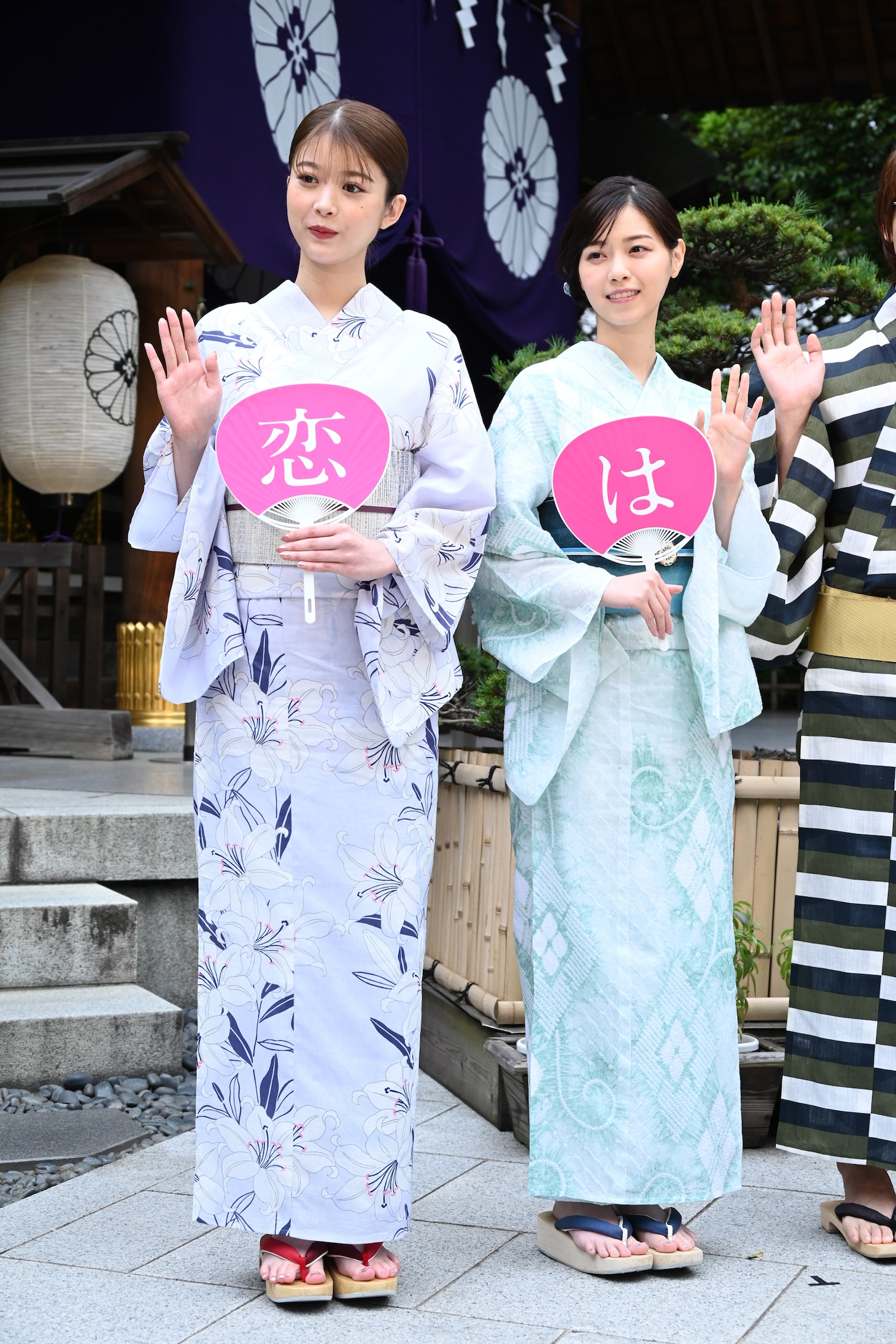 左から馬場ふみか、西野七瀬。