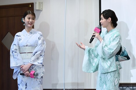 左から馬場ふみか、西野七瀬。