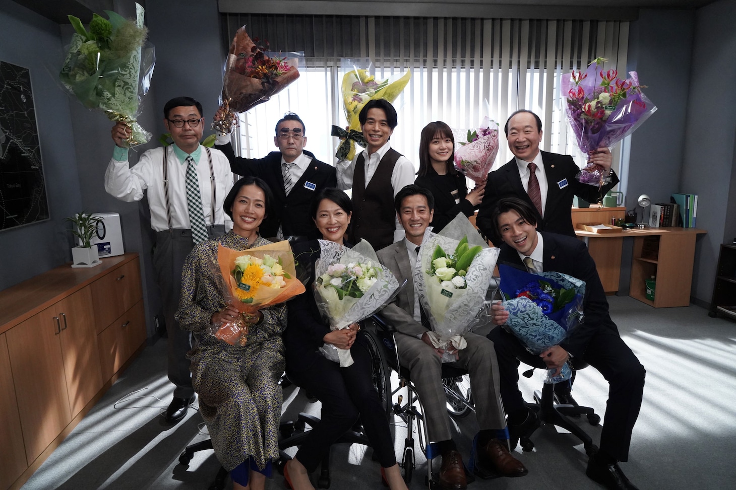 前列左から原沙知絵、羽田美智子、津田寛治、山田裕貴。後列左から田口浩正、吹越満、井ノ原快彦、深川麻衣、中村梅雀。