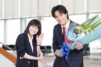 左から今田美桜、鈴木伸之。