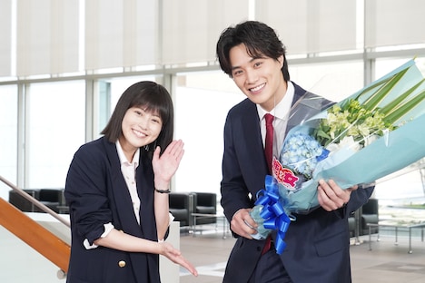 左から今田美桜、鈴木伸之。