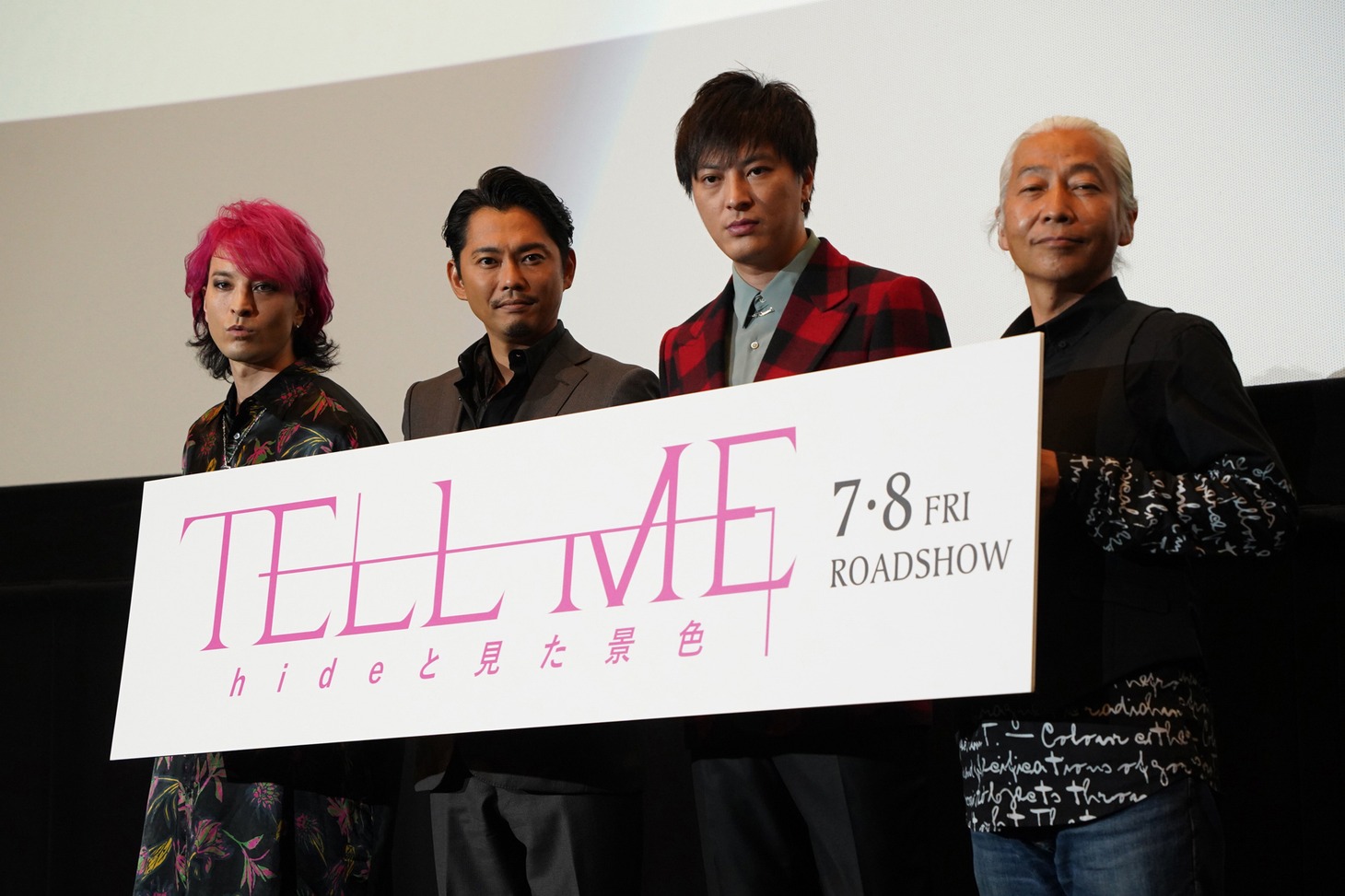 「TELL ME ～hideと見た景色～」完成披露上映会の様子。左からJUON、今井翼、塚本高史、塚本連平。