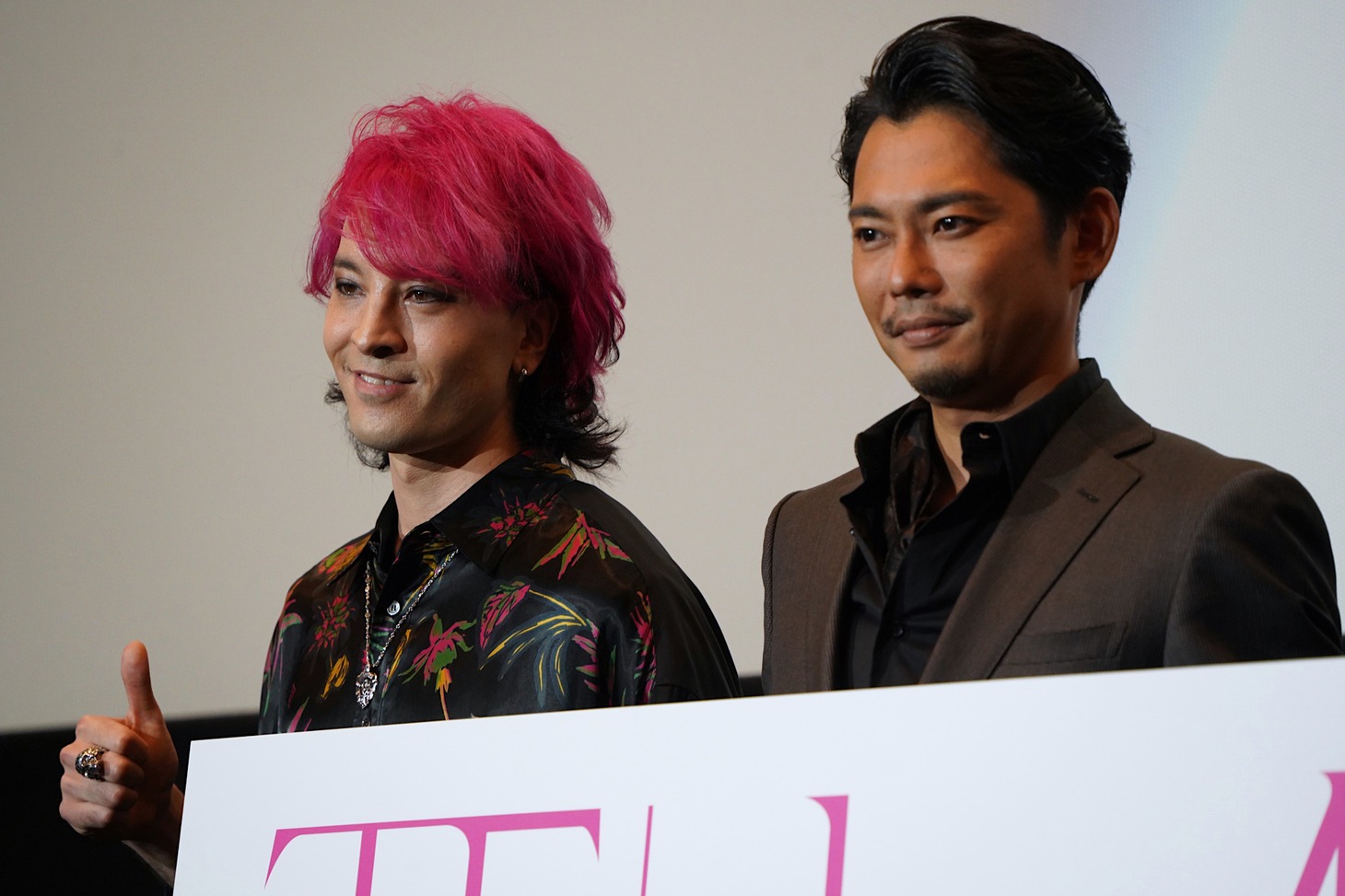 左からJUON、今井翼。