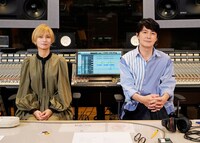 左から柴咲コウ、福山雅治。(c)2022「沈黙のパレード」製作委員会