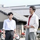 「異動辞令は音楽隊!」場面写真、血を流す阿部寛を磯村勇斗が呆れた目で見つめる