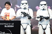 ストームトルーパーの横でおびえる亜生。