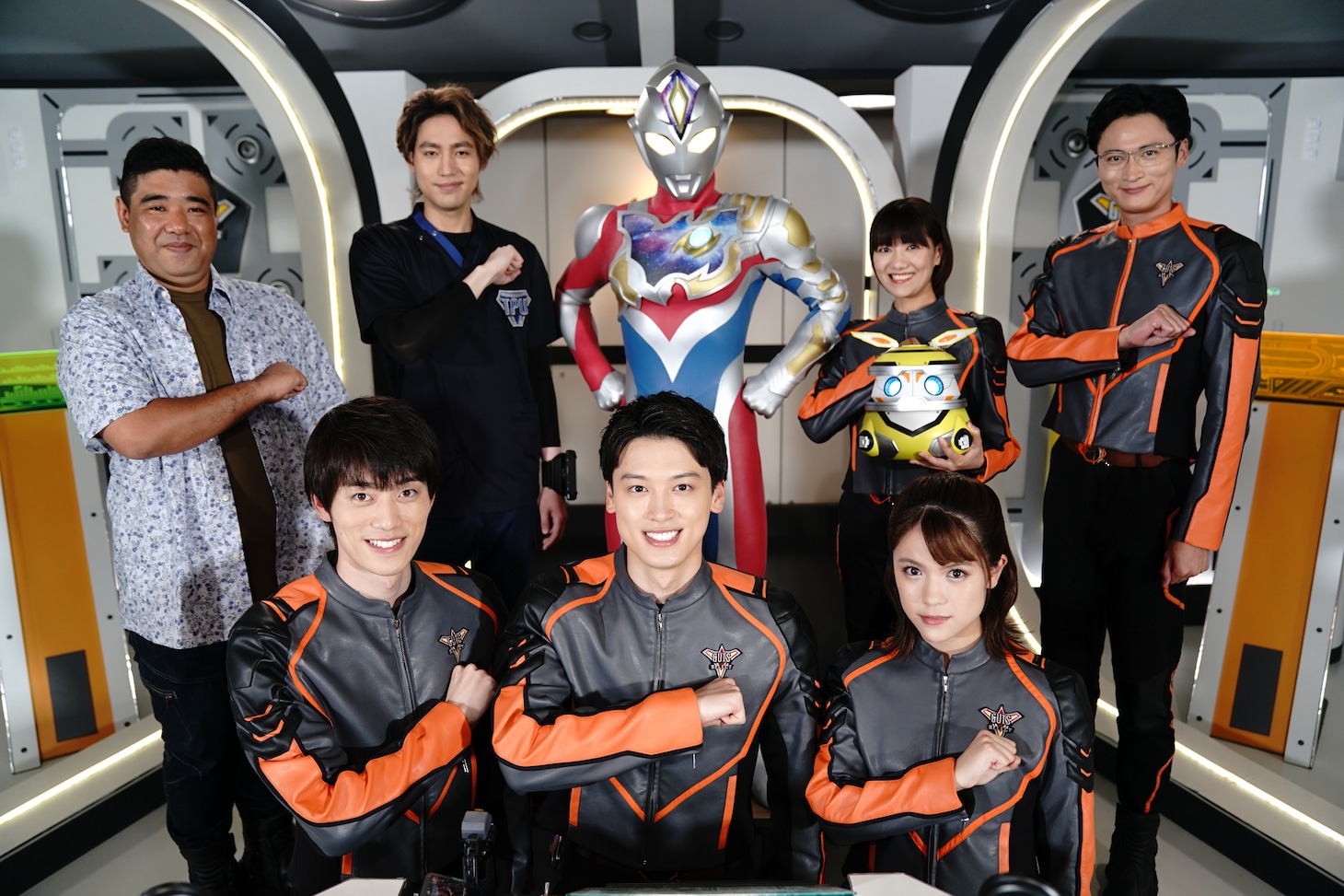 後列左から武居正能、小柳友、ウルトラマンデッカー、宮澤佐江、黄川田雅哉。前列左から大地伸永、松本大輝、村山優香。
