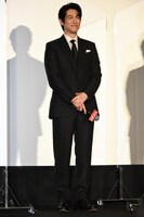 笑顔を見せるディーン・フジオカ。