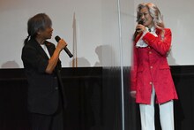 左からはやみねかおる、大和悠河。