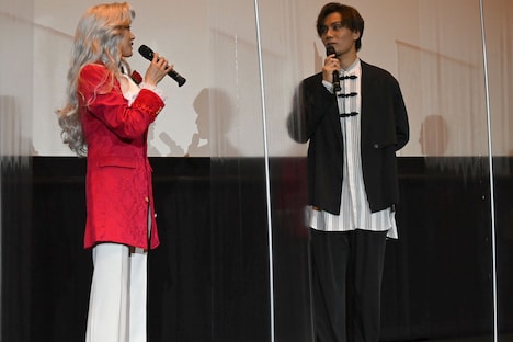 左から大和悠河、加藤和樹。