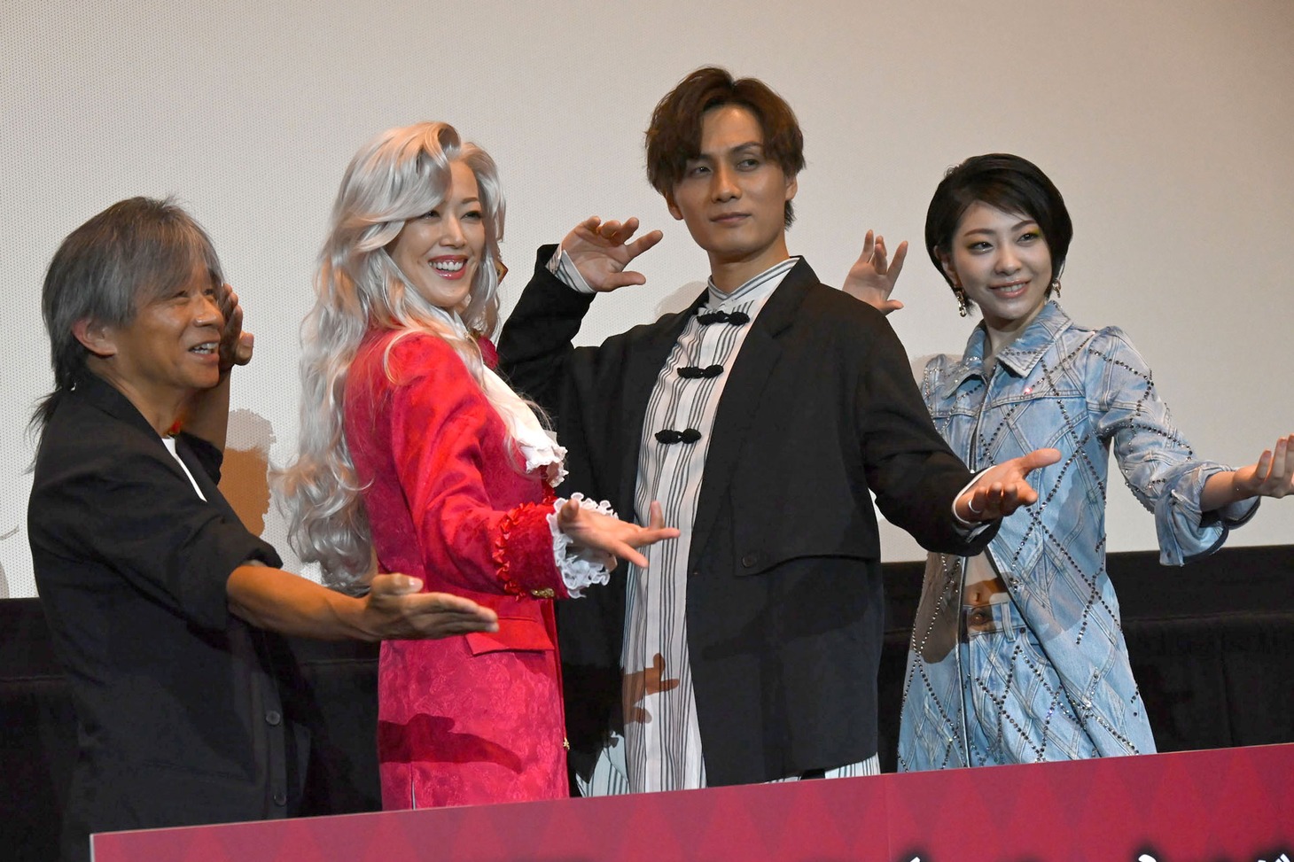 左からはやみねかおる、大和悠河、加藤和樹、Little Black Dress。