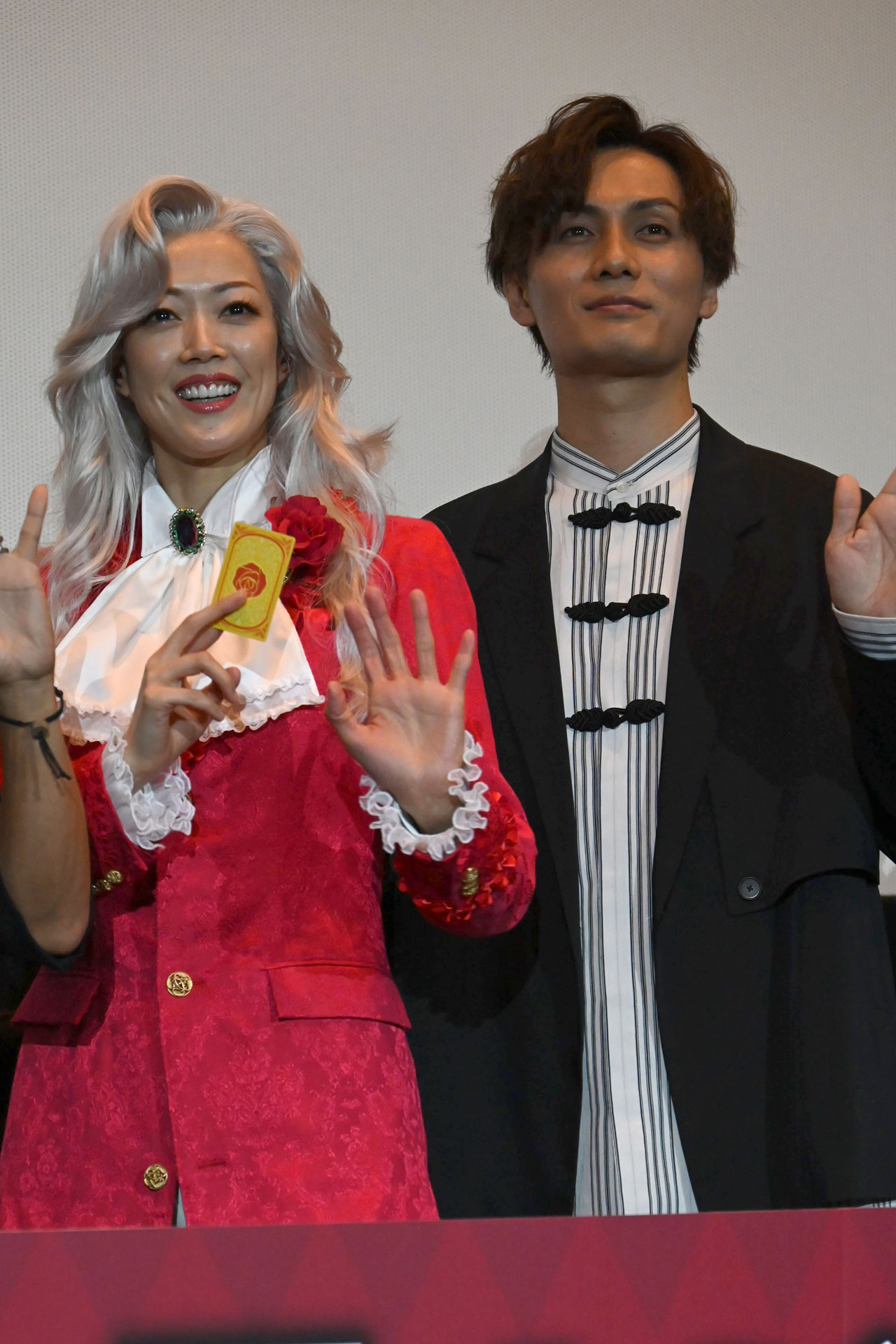 左から大和悠河、加藤和樹。