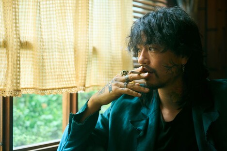 「グッバイ・クルエル・ワールド」新場面写真。斎藤工演じる萩原。