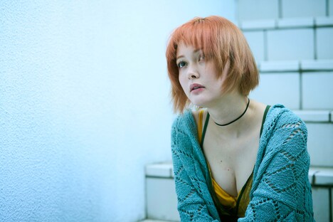 「グッバイ・クルエル・ワールド」新場面写真。玉城ティナ演じる美流。