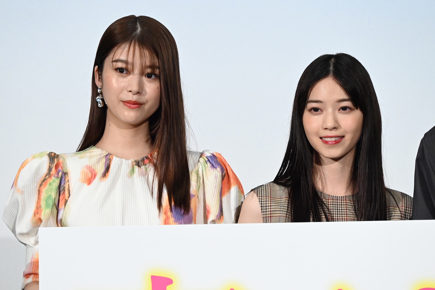 左から馬場ふみか、西野七瀬。