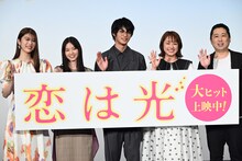 「恋は光」公開記念舞台挨拶の様子。左から馬場ふみか、西野七瀬、神尾楓珠、平祐奈、小林啓一。