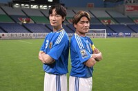 左から綾野剛、大久保嘉人。
