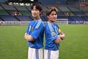 左から綾野剛、大久保嘉人。