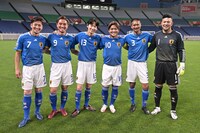 左から加地亮、那須大亮、綾野剛、大久保嘉人、坪井慶介、秋元陽太。