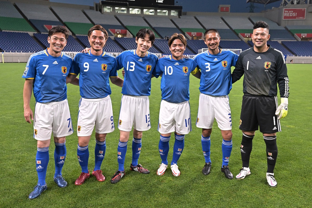 左から加地亮、那須大亮、綾野剛、大久保嘉人、坪井慶介、秋元陽太。