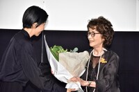 今月誕生日を迎える倍賞千恵子（右）に花束を贈呈する早川千絵（左）。