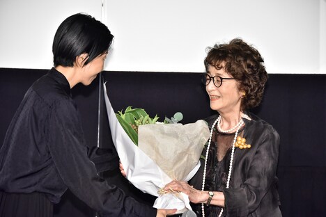 今月誕生日を迎える倍賞千恵子（右）に花束を贈呈する早川千絵（左）。