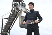 アヅマ / 仮面ライダーダイモン役のケイン・コスギ。