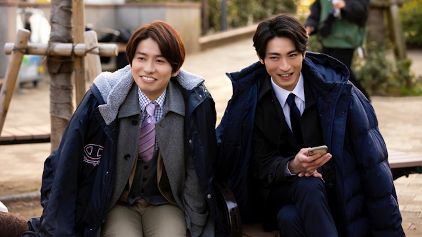 「オールドファッションカップケーキ」メイキング写真。左から武田航平、木村達成。