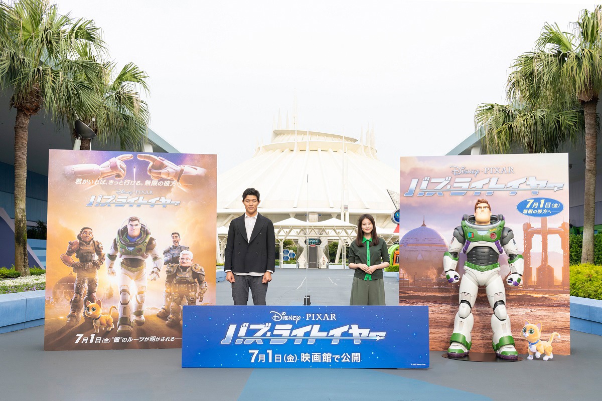 左から鈴木亮平、今田美桜。