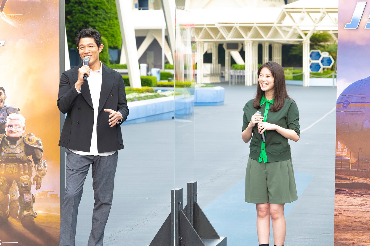 左から鈴木亮平、今田美桜。